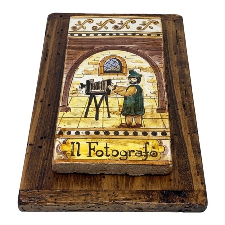 Carreau des métiers Photographe - Socle en bois vieilli 38x23 cm Céramique artisanale italienne originale de Deruta