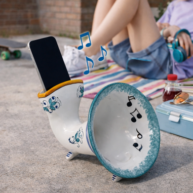 Ricco Deruta natural amplifier for smartphones